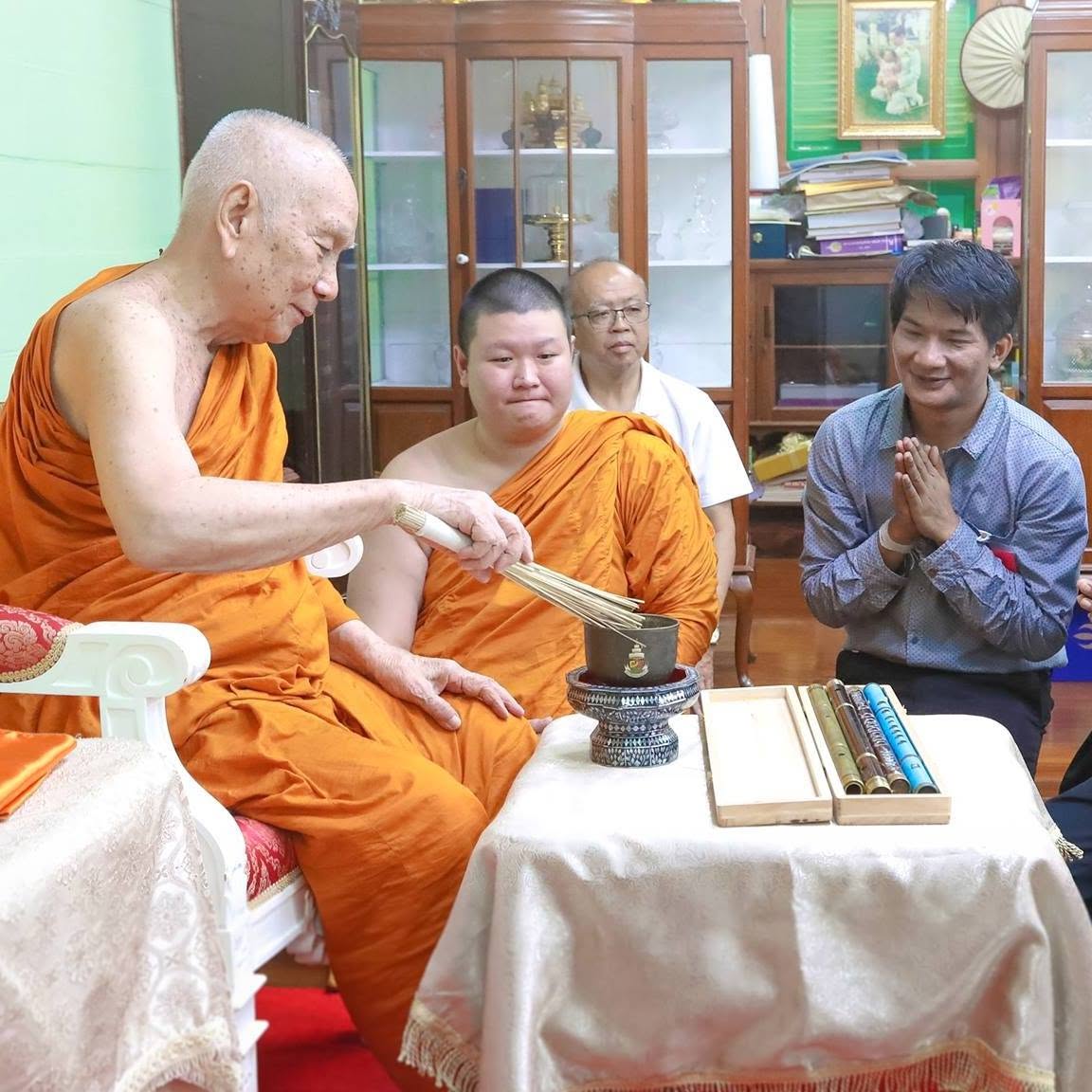 พิธีรับพร โดยมีขลุ่ยชุดพิเศษวางบนโต๊ะ