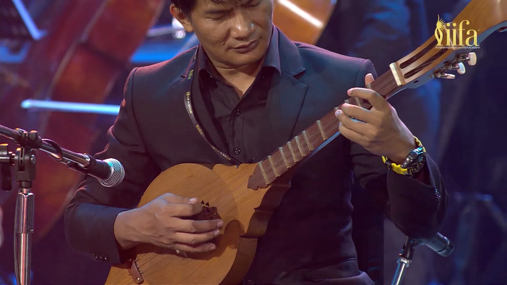 อรัญ แสงเมือง บรรเลงกระจับปี่บนเวทีงาน IIFA
